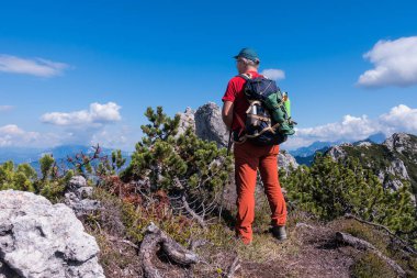 Uzun yürüyüşe çıkan kimse hayran en yüksek dağ panoraması