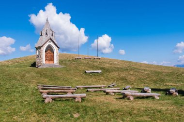 Küçük kilisenin dağ küçük kasabada. Din bina