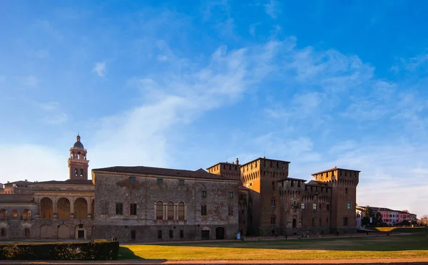 Fortaleza medieval, Gonzaga San Jorge (Giorgio) castillo en Italia —  Fotos de Stock