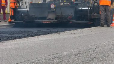 Udine, İtalya - 15 Mart 2017 : Yol asfaltlama da makine ve işçiler çalışıyor