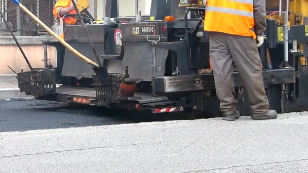 Udine Italië 2017 Maart Urban Road Aanbouw Asfalteren Progress Werknemer — Stockvideo