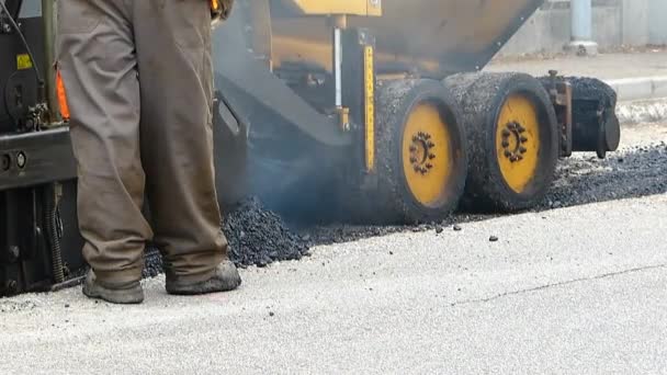 Urban Road Construction Asphalting Progress Worker Shovel Blue Orange Uniform — Stock Video