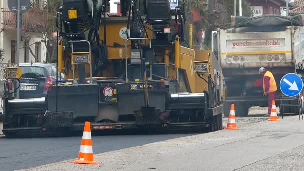 ウーディネ イタリア 2017 建設中の都市道路 進行中のアスファルト 青とオレンジのユニフォームでシャベルを持つ労働者 — ストック動画