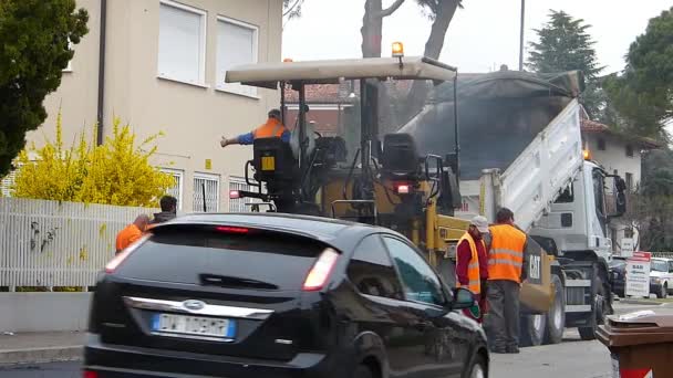 Udine Itália Março 2017 Estrada Urbana Construção Asfaltamento Andamento Trabalhador — Vídeo de Stock
