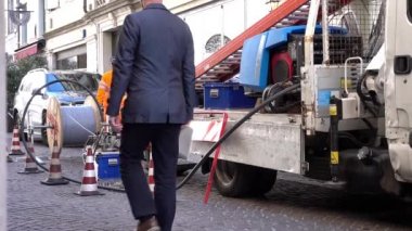 Udine- İtalya, 26 Mart 2019 : Fiber optik kablo takmak için çalışan işçi ve elektrikçi. Yol çalışmaları.