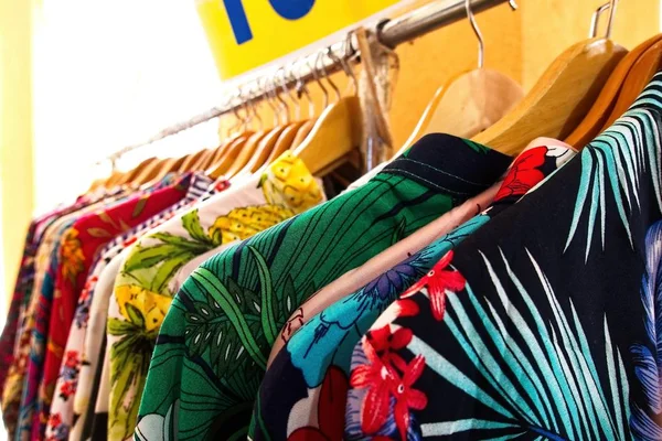 Выбор Модной Одежды Разных Цветов Деревянных Вешалках — стоковое фото