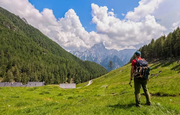 Yürüyüşçü Patikada Yürüyün Panoramaya Hayran Kalarak Talya Alpleri Telifsiz Stok Fotoğraflar