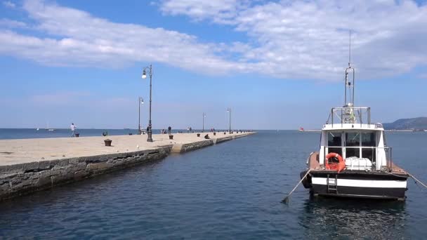 Boot Der Nähe Des Historischen Pier Molo Audace Von Triest — Stockvideo