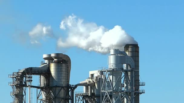 工場の煙突はスモッグを放出する 化学プラントの煙突パイプおよび貯蔵タンク — ストック動画