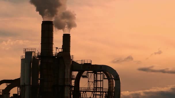 工厂的烟囱发出烟雾 化工厂的烟囱 管道和储罐 日落时分拍摄 — 图库视频影像