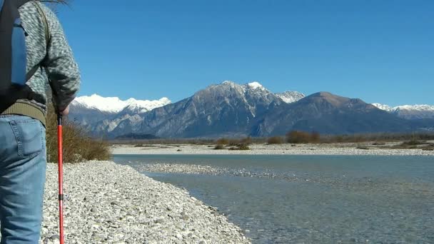 Escursionista Che Cammina Sul Lungofiume Uomo Circa Anni Sullo Sfondo — Video Stock