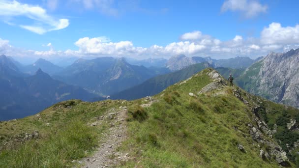 Uomo Viaggiatore Turistico Piedi Sulla Cima Della Montagna Estate Giornata — Video Stock