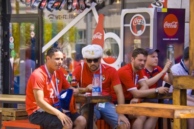 Nijniy Novgorod. Rusya. 24 Haziran 2018. FIFA-2018. İngiltere'den hayranları kafede dinlen