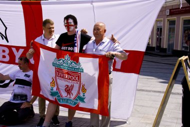 Nijniy Novgorod. Rusya. 24 Haziran 2018. FIFA-2018. İngilizce ve Rusça hayranları ile Rivelpul'ın bayrak