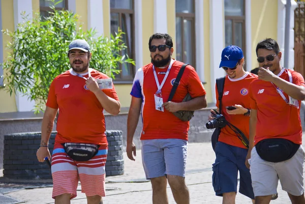 Nijniy Novgorod. Rusya. 27 Haziran 2018. FIFA-2018. Kosta Rika hayranlarından şehrin üzerinde yürümek