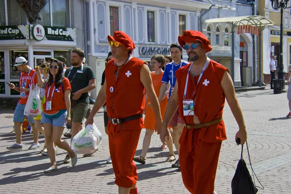 Nijniy Novgorod. Rusya. 27 Haziran 2018. FIFA-2018. İsviçre hayranlarından şehrin üzerinde yürümek.