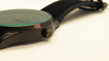 Beyaz arka planda kırmızı bir ok olan siyah erkek kol saati. Sayısız saat. Erkek aksesuar. Mesaj için yer. Yan görünüm.