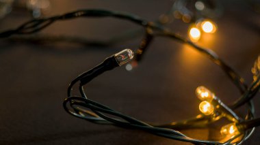 Işıksız bir çelenk ışığı. Yılbaşı ve Noel için çelenk. Işıklar sırayla parlıyor. Çelenk parıltı modu.