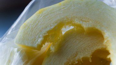 Poşette balkabağından kesilmiş bir dilim. Bahçeden hasat. Sağlıklı yemek pişirmek. Cadılar Bayramı yemekleri. Seçici odak.