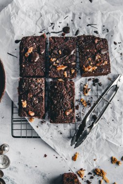 Brownie de kakao con nueces ayık rejilla 
