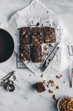 Brownie de kakao con nueces ayık rejilla 