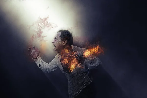 Öfkeyi, öfkeyi, hüsranı, stresi, çığlığı, cesareti, nefreti, çaresizliği ifade eden adam