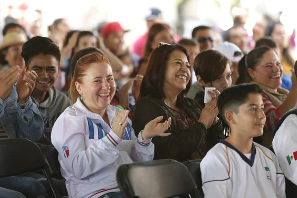 Aguascalientes, Meksika 02 / 19 / 2020 Büyük olaylardan keyif alan insanlar, gülümseyen, alkışlayan ve mutlu; Meksika 'da beklenmedik durum ilan edilmeden günler önce ve Covid-19' daki toplantı ve holdinglerden kaçınıldığında