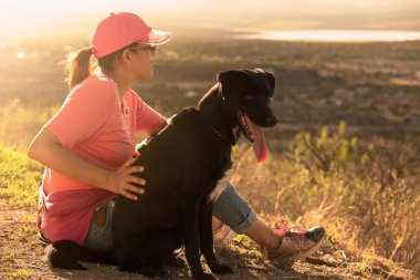 Kadın, köpeğiyle birlikte gün batımını düşünüyor. Arkadaşlık, aşk, sükunet, huzur, maneviyat kavramı..