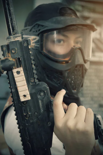保護マスク 銃と野生の態度を持つGotchaプレーヤー 弾丸プレーヤーをペイント — ストック写真