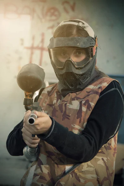 Koruyucu Maskeli Silahlı Vahşi Tavırlı Oyuncular Boya Kurşunu Oyuncuları — Stok fotoğraf