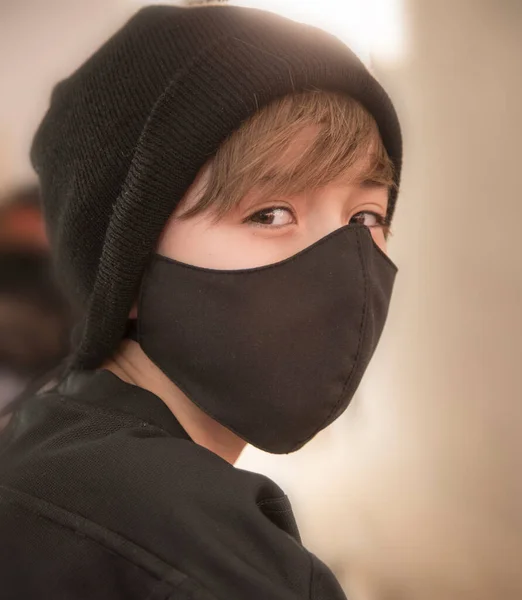 Covid-19 salgınından dolayı sağlıklı mesafenin bir parçası olarak maskeli çocuk.