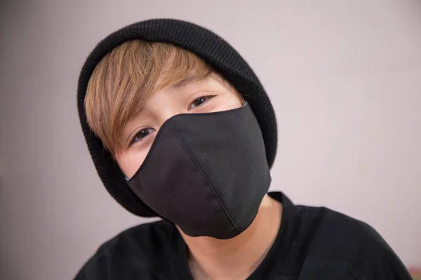 Covid-19 salgınından dolayı sağlıklı mesafenin bir parçası olarak maskeli çocuk.