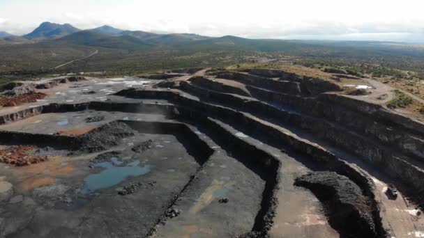 vue aérienne de la terre pour l'exploitation minière, camions voyageant à travers un terrain calcaire, pour la fabrication de ciment