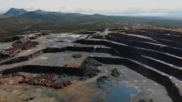 vue aérienne de la terre pour l'exploitation minière, camions voyageant à travers un terrain calcaire, pour la fabrication de ciment