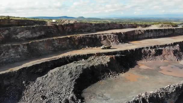 vue aérienne de la terre pour l'exploitation minière, camions voyageant à travers un terrain calcaire, pour la fabrication de ciment