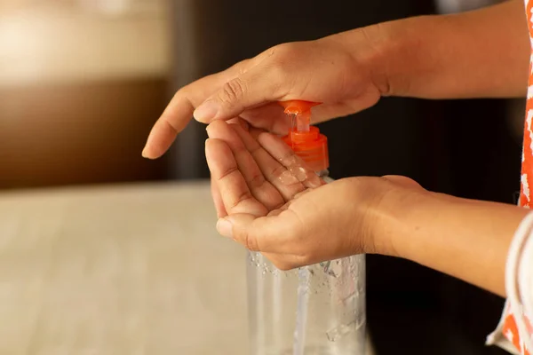 Kadın evde alkol, el temizliği, kornea hastalığına karşı korunma gibi antibakteriyel jel kullanıyor.