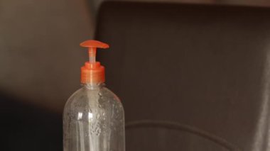 Kadın eli antibakteriyel jel dezenfektan kullanır.