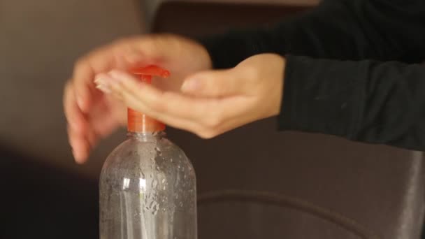 女性の手は抗菌ゲル消毒剤を使い — ストック動画