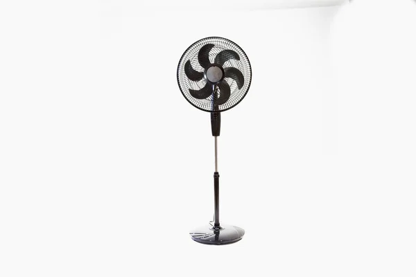 Beyaz arka plan bıçaklı kaide vantilatörü
