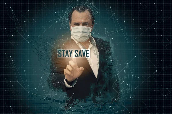 Koruyucu maskeli bir iş adamı parmaklarıyla ekrana dokunur ve küresel hastalığa atıfta bulunarak 