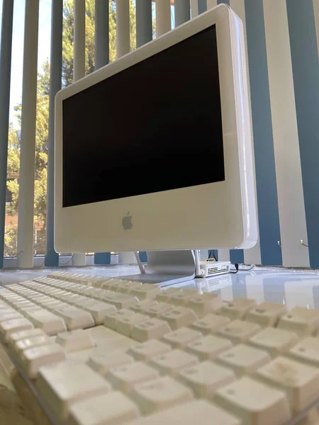 Λευκός Υπολογιστής Retro Imac Core Duo Ήταν Πρώτος Υπολογιστής Της — Φωτογραφία Αρχείου