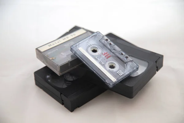 Audiokassette Und Videoband Isoliert Auf Weißem Hintergrund — Stockfoto