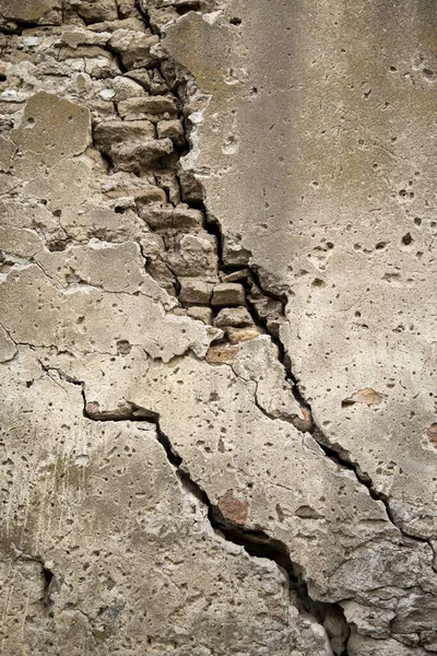 Eski evin duvarında çatlak dokusu