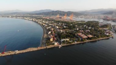 Meksika 'nın en modern ve önemli terminallerinden biri olan Manzanillo limanındaki ithalat ve ihracat konteynır terminalinin hava görüntüsü.