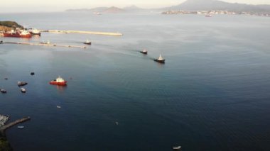 Manzanillo Limanı, Colima, Meksika, deniz yoluyla ithalat ve ihracat nedeniyle önemli bir sanayi kenti.