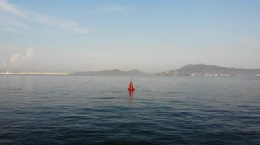 Teknelerin yönünü ve derinliğini belirlemek için ortada kırmızı bir şamandıra yüzer.