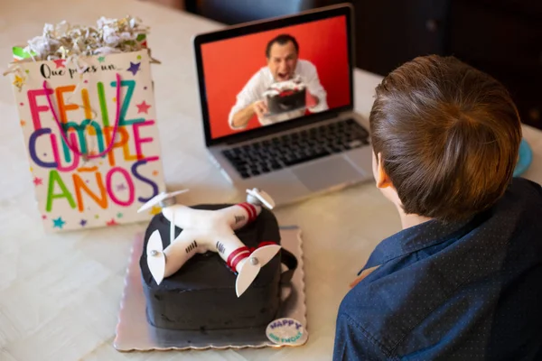 Çocuk ve baba sanal doğum gününü kutluyorlar ve İspanyolca 