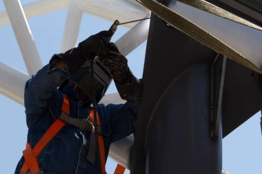 Üniformalı ve koruyucu teçhizatlı Latin kaynakçı