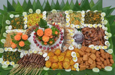 Tumpeng, Endonezya mutfağından gelen ve yanında sebze ve et tabakları bulunan Endonezya koni şeklinde bir pirinç tabağı..
