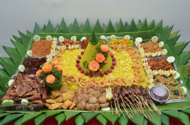 Tumpeng, Endonezya mutfağından gelen ve yanında sebze ve et tabakları bulunan Endonezya koni şeklinde bir pirinç tabağı..
